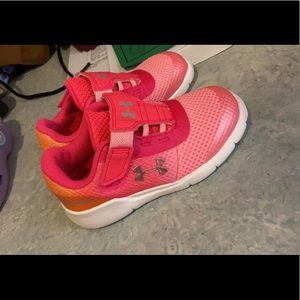 Size 7 toddler under amour shoes worn twice 20$